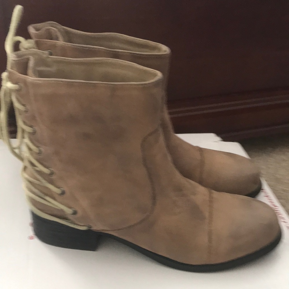 Two Lips booties